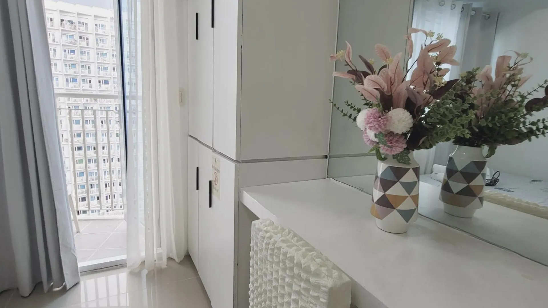 Overlooking City View Suite At Lynz Staycation Манила