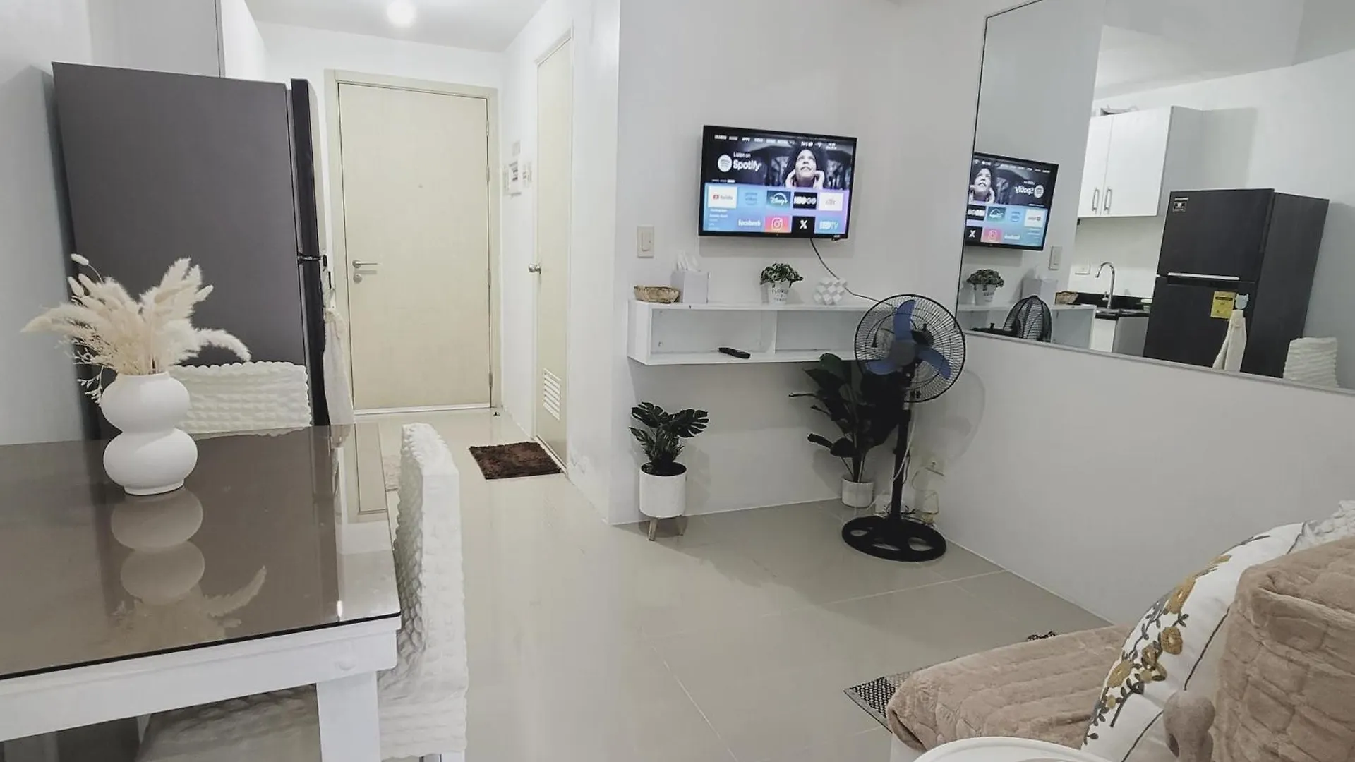 Overlooking City View Suite At Lynz Staycation Manila Aparthotel