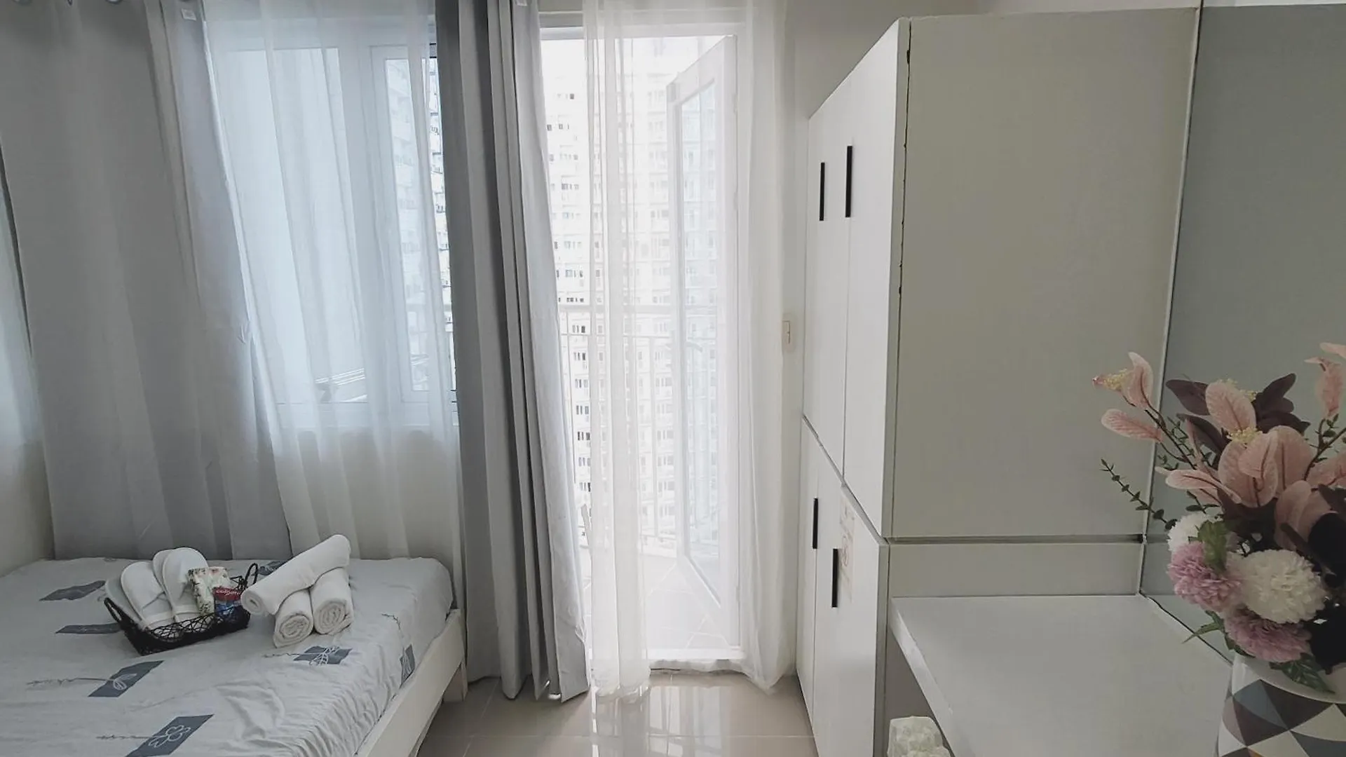 Overlooking City View Suite At Lynz Staycation Manila Philippines