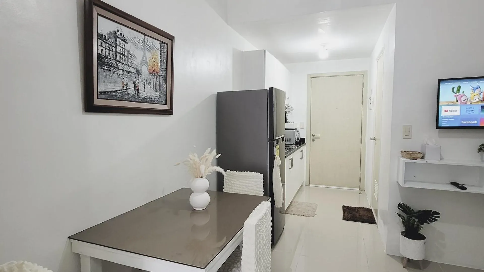 Overlooking City View Suite At Lynz Staycation Manila